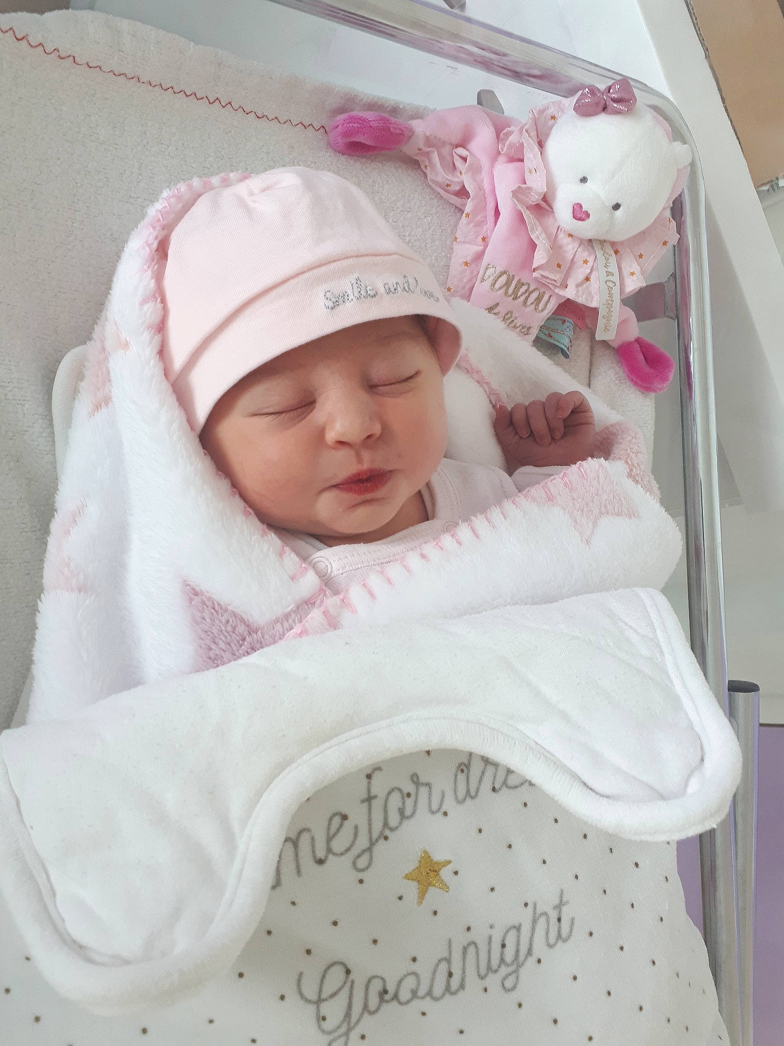 Louise a rejoint le concours — aidez-le/la à gagner de superbes lots ! baby, baby_products, baby_safety, baby_sleeping, baby_toddler_clothing, bedding, cap, carmine, cheek, child, chin, comfort, headwear, infant_bed, linens, magenta, person, pink, product, room