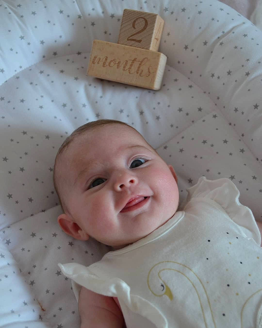 Louise a rejoint le concours — aidez-le/la à gagner de superbes lots ! baby, baby_products, baby_toddler_clothing, bed, bedding, cheek, child, comfort, event, eye, happy, head, infant_bed, linens, pattern, person, product, skin, smile, textile