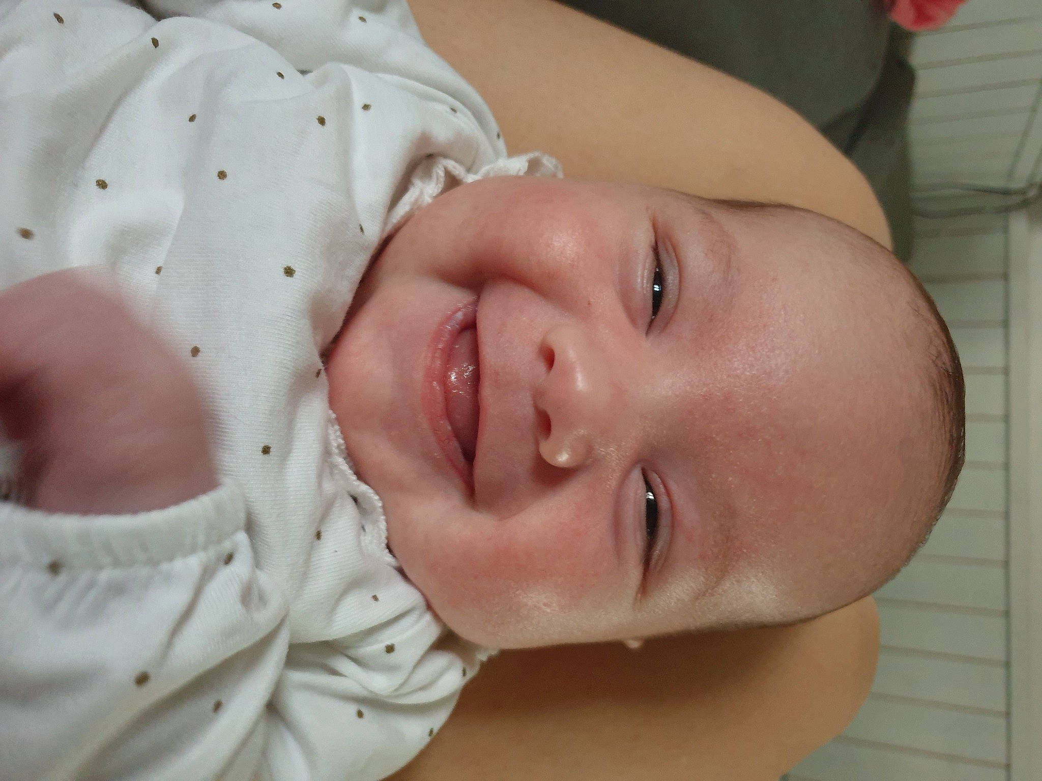 Zoélie participe au concours pour gagner de l'argent avec cette photo : arm, baby, baby_toddler_clothing, cheek, chin, eye, eyebrow, face, facial_expression, hand, happy, head, headgear, human_body, iris, joy, lip, mouth, nose, person