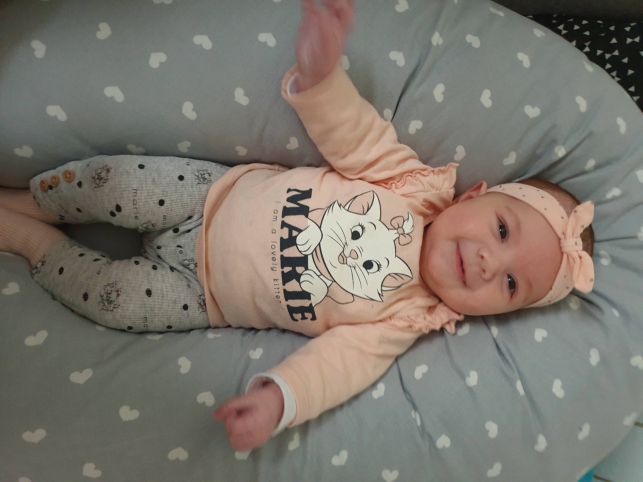 Zoélie a rejoint le concours — aidez-le/la à gagner de superbes lots ! arm, baby, baby_toddler_clothing, child, comfort, elbow, eye, facial_expression, finger, hand, headwear, human_body, joy, linens, pattern, person, pink, product, skin, sleeve