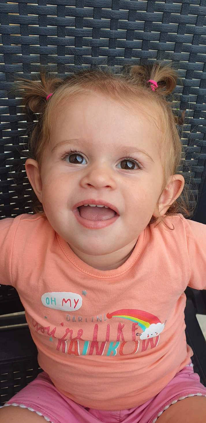 Ophélia participe au concours pour gagner de l'argent avec cette photo : cheek, chin, ear, eye, eyebrow, eyelash, face, facial_expression, forehead, hairstyle, head, human_body, jaw, lip, mouth, neck, nose, person, skin, smile