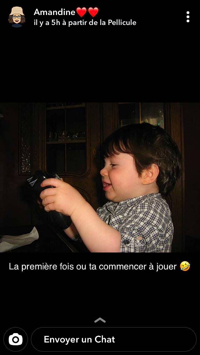 Damien Bailleul a rejoint le concours — aidez-le/la à gagner de superbes lots ! arm, child, flash_photography, fun, person, photo_caption, photography, sitting, snapshot