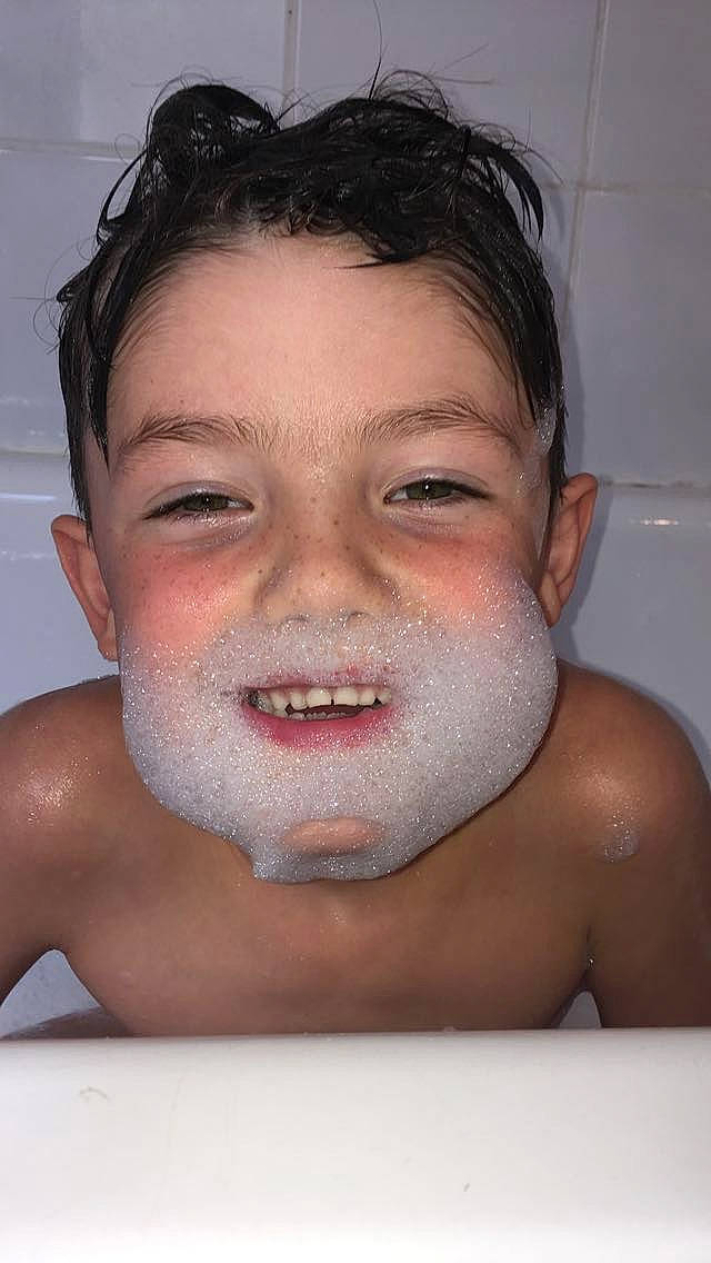 Damien Bailleul participe au concours pour gagner de l'argent avec cette photo : bathing, cheek, chin, close_up, eyebrow, face, facial_expression, facial_hair, forehead, hair, head, jaw, joy, lip, mouth, muscle, neck, nose, person, skin