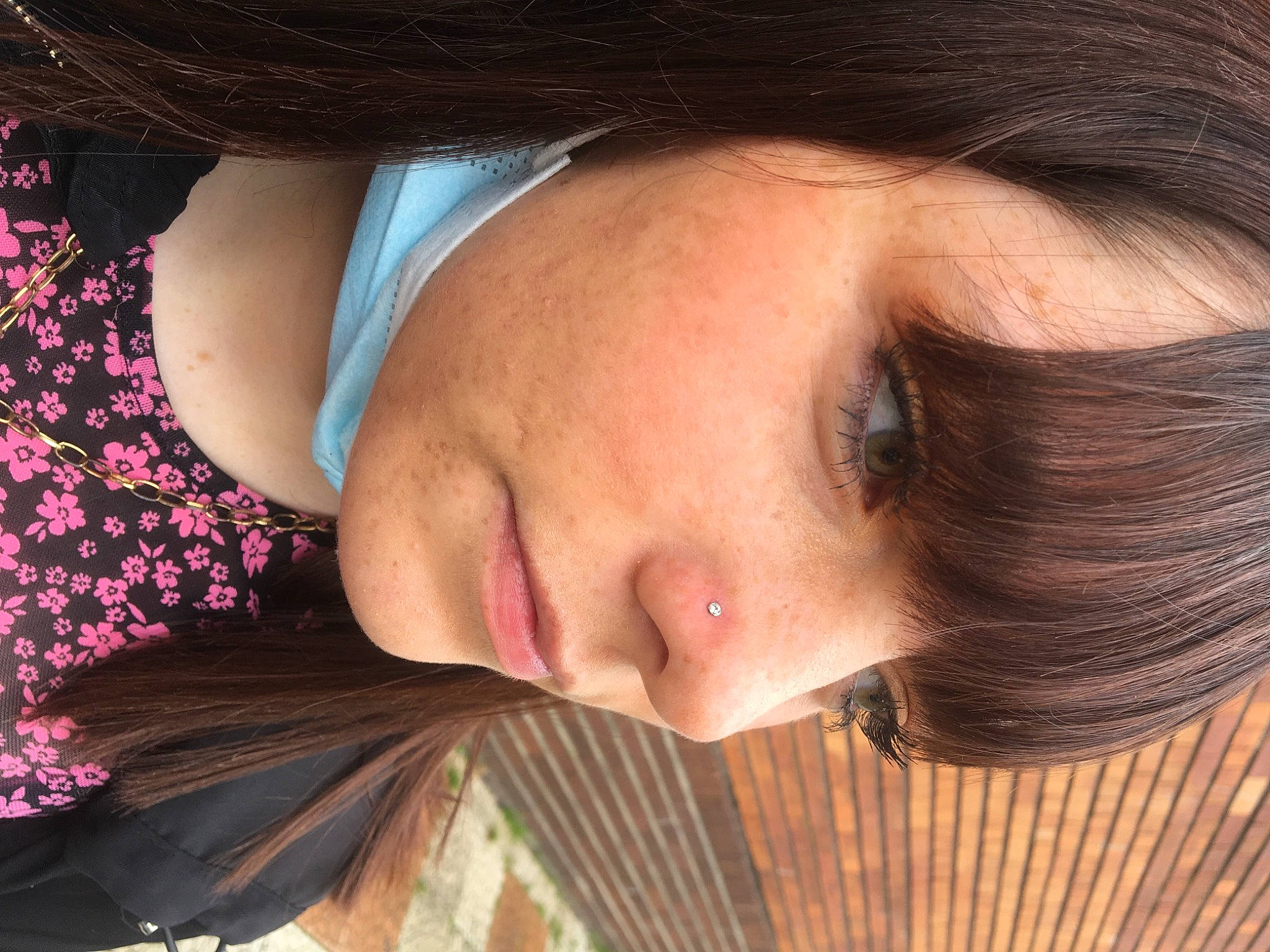 Jeanne participe au concours pour gagner de l'argent avec cette photo : chin, eye, eyebrow, eyelash, face, facial_expression, glasses, hair, hairstyle, human, human_body, joint, lip, mouth, neck, nose, organ, person, shoulder, skin