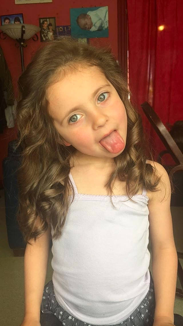 Julia Bailleul a rejoint le concours — aidez-le/la à gagner de superbes lots ! beauty, blond, brown_hair, cheek, child, child_model, chin, eye, eyebrow, face, forehead, fun, hair, hairstyle, lip, long_hair, mouth, neck, nose, person