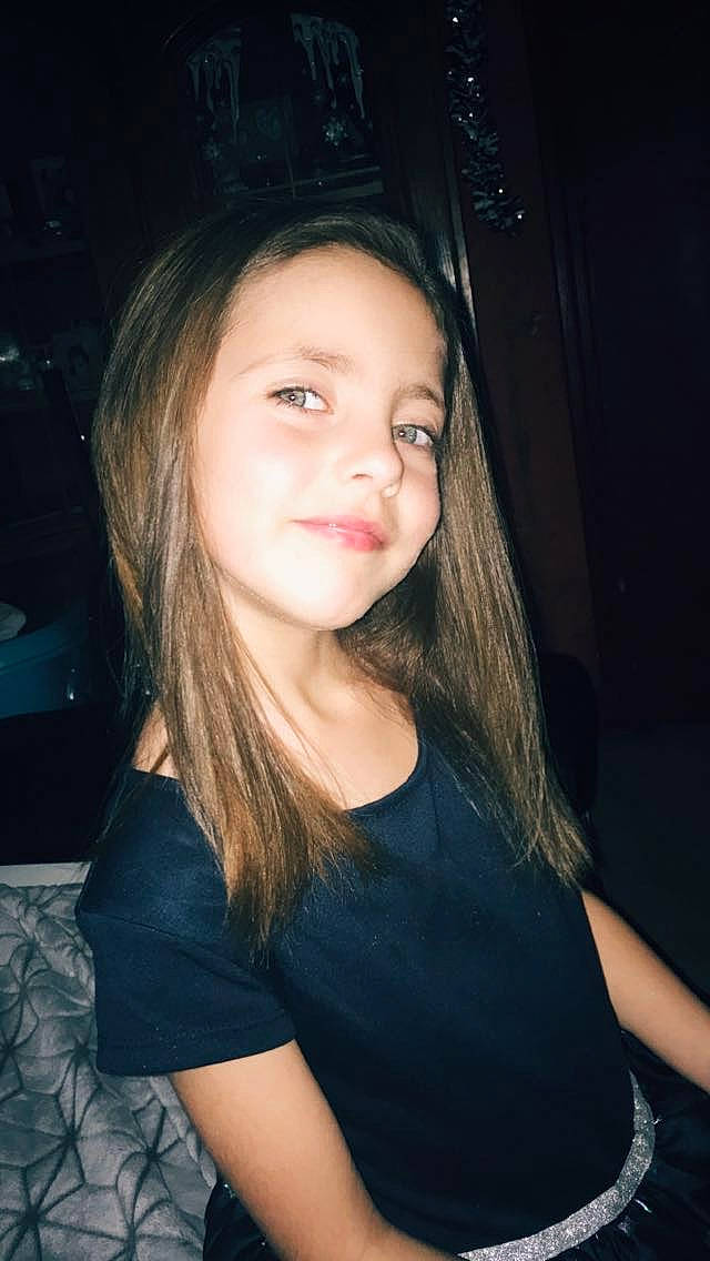 Julia Bailleul a rejoint le concours — aidez-le/la à gagner de superbes lots ! beauty, black_hair, brown_hair, cheek, chin, cool, eyebrow, face, flash_photography, fun, hair, hairstyle, jaw, lip, long_hair, nose, person, smile