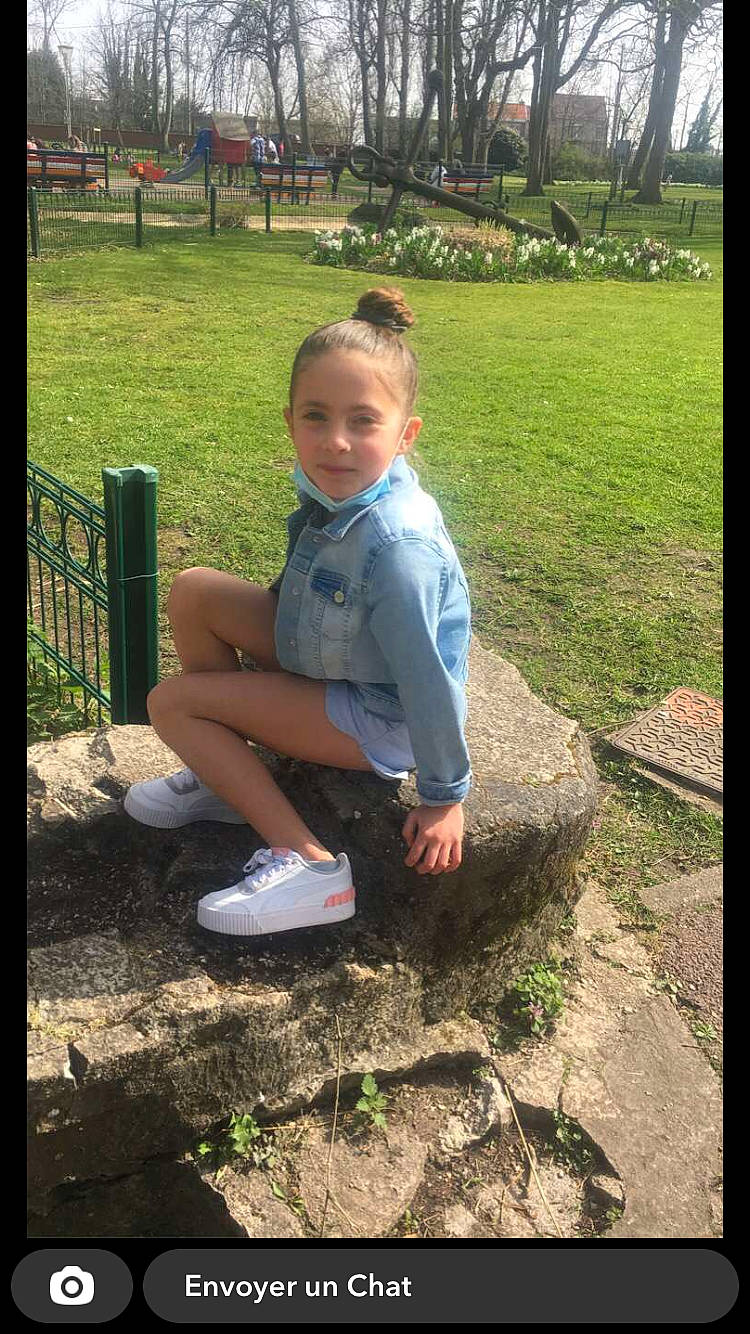 Julia Est Damien participe au concours pour gagner de l'argent avec cette photo : child, city, fence, fun, garden, grass, happy, landscape, lawn, leisure, people_in_nature, person, plant, play, recreation, shorts, sitting, soil, summer, t_shirt