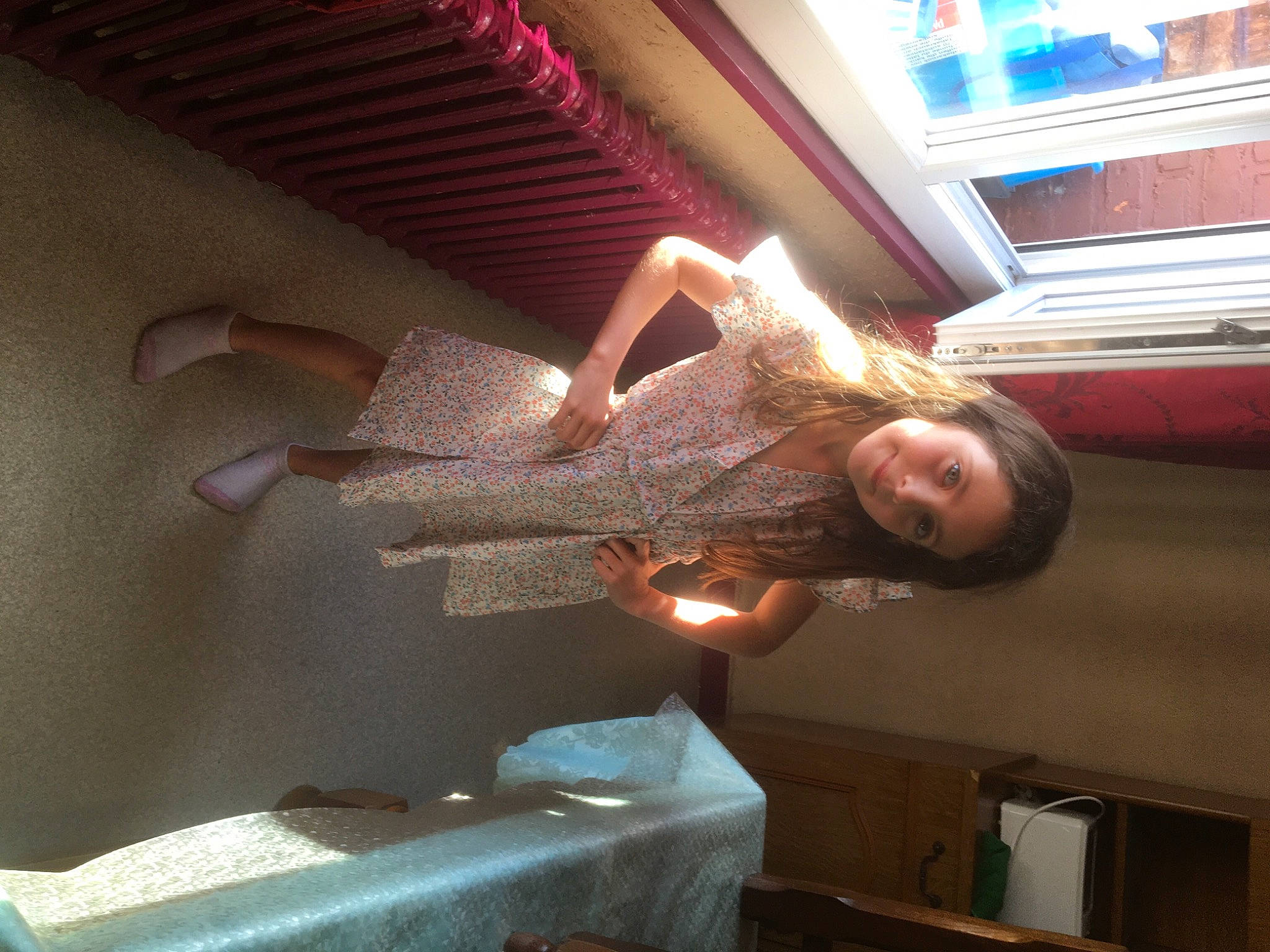 Julia Est Damien participe au concours pour gagner de l'argent avec cette photo : ceiling, daylighting, elbow, flesh, fun, gesture, human_leg, joy, person, room, smile, thigh, tints_and_shades, wood, wrist