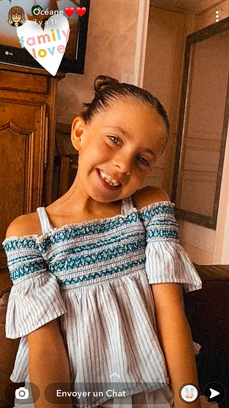 Julia participe au concours pour gagner de l'argent avec cette photo : baby_toddler_clothing, clothing, day_dress, dress, face, fashion, fashion_design, fun, happy, iris, joint, joy, neck, one_piece_garment, person, shoulder, skin, sleeve, smile, standing