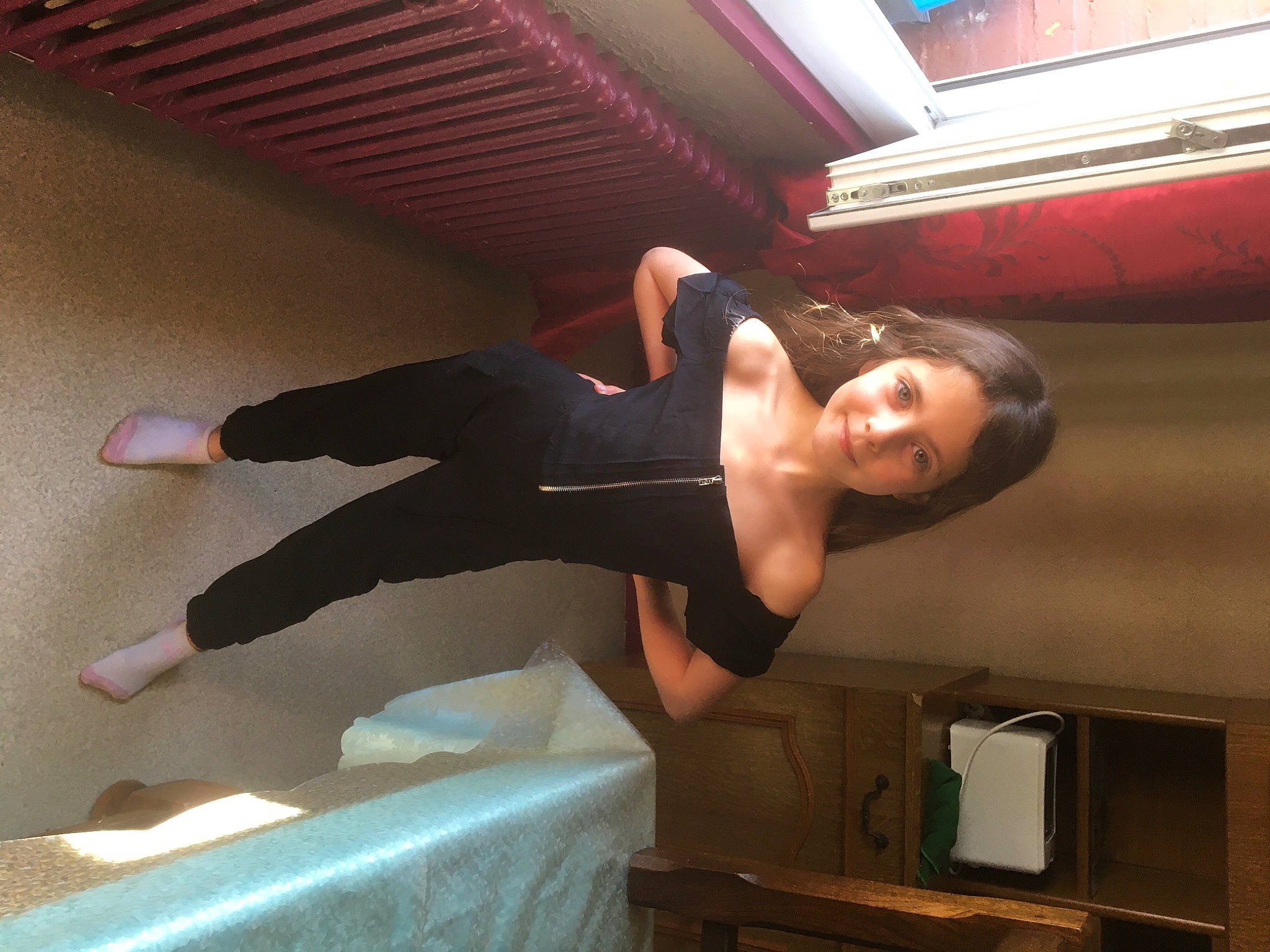 Julia participe au concours pour gagner de l'argent avec cette photo : abdomen, arm, balance, chest, comfort, elbow, flash_photography, flooring, fun, human_body, human_leg, joint, joy, knee, leg, person, physical_fitness, sportswear, thigh, trunk