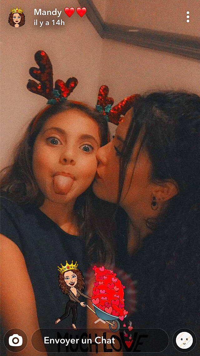 Julia a rejoint le concours — aidez-le/la à gagner de superbes lots ! arthropod, black, cool, ear, eye, eyebrow, eyelash, face, gesture, hair, hairstyle, happy, human_body, iris, kiss, lip, mouth, neck, organ, person