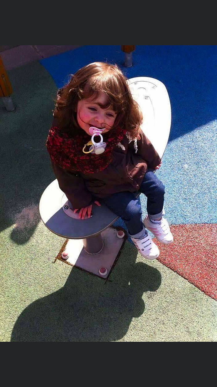 Julia a rejoint le concours — aidez-le/la à gagner de superbes lots ! boot, child, costume, flooring, fun, grass, happy, human_leg, knee, leisure, person, play, recreation, road_surface, sandal, shadow, shoe, sitting, smile, sneakers