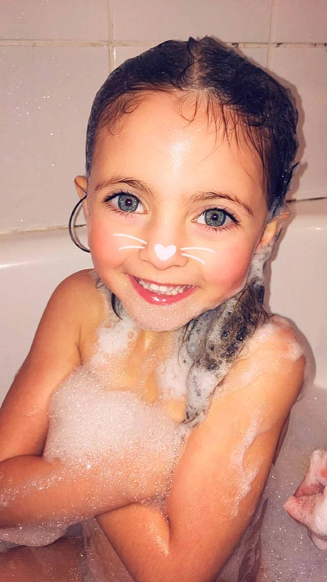 Julia a rejoint le concours — aidez-le/la à gagner de superbes lots ! baby_bathing, bathing, bathtub, beauty, cheek, child, child_model, chin, eyebrow, face, forehead, hair, head, joy, lip, person, skin, smile, washing