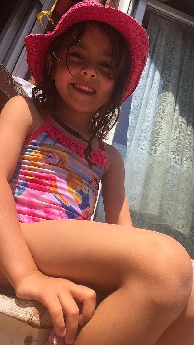 Julia a rejoint le concours — aidez-le/la à gagner de superbes lots ! arm, finger, flesh, human_leg, joy, leg, mouth, person, sitting, thigh