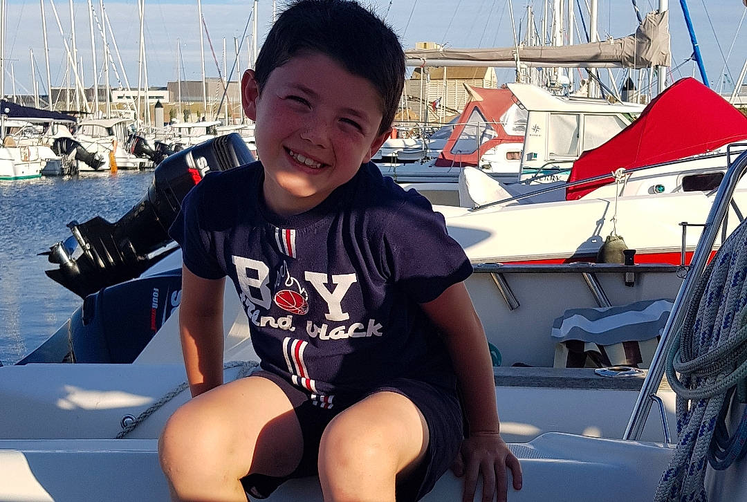 Damien a rejoint le concours — aidez-le/la à gagner de superbes lots ! boat, boating, joy, leg, lifejacket, person, personal_protective_equipment, recreation, smile, vacation, vehicle, water_transportation, watercraft