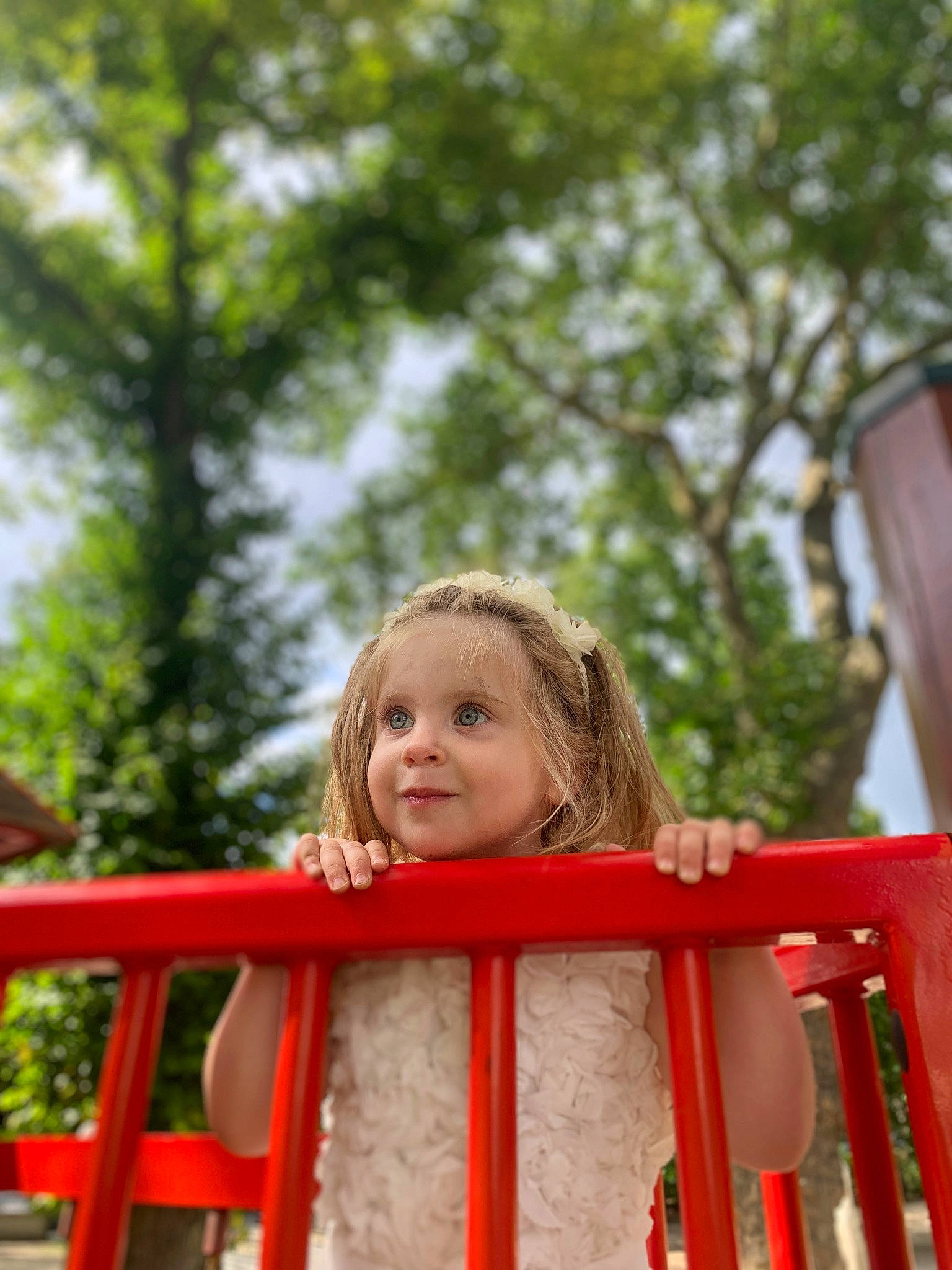 Elisa a rejoint le concours — aidez-le/la à gagner de superbes lots ! child, facial_expression, fun, grass, happy, joy, leaf, leisure, outdoor_play_equipment, people_in_nature, person, plant, playground, recreation, sky, smile, spring, summer, toddler, tree