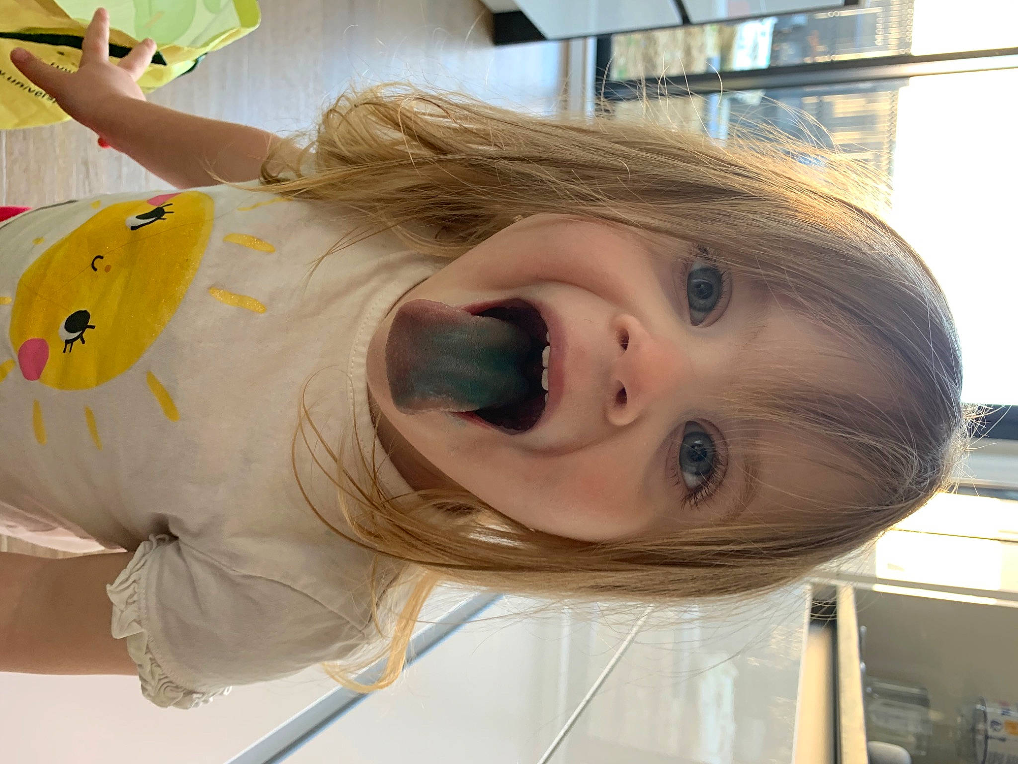 Elisa participe au concours pour gagner de l'argent avec cette photo : bangs, blond, brown_hair, child, chin, eye, eyebrow, eyelash, fun, hair, happy, iris, jaw, lip, long_hair, mouth, nose, person, skin, smile