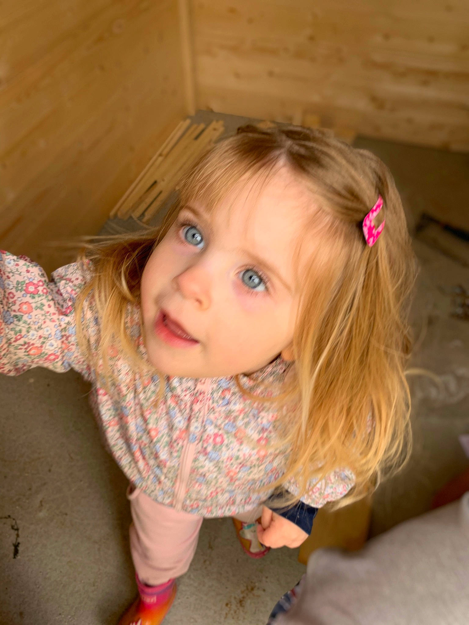 Elisa participe au concours pour gagner de l'argent avec cette photo : baby_toddler_clothing, bangs, cheek, chin, eye, eyelash, face, floor, flooring, hair, head, human_body, iris, lip, nose, person, pink, skin, sleeve, toddler
