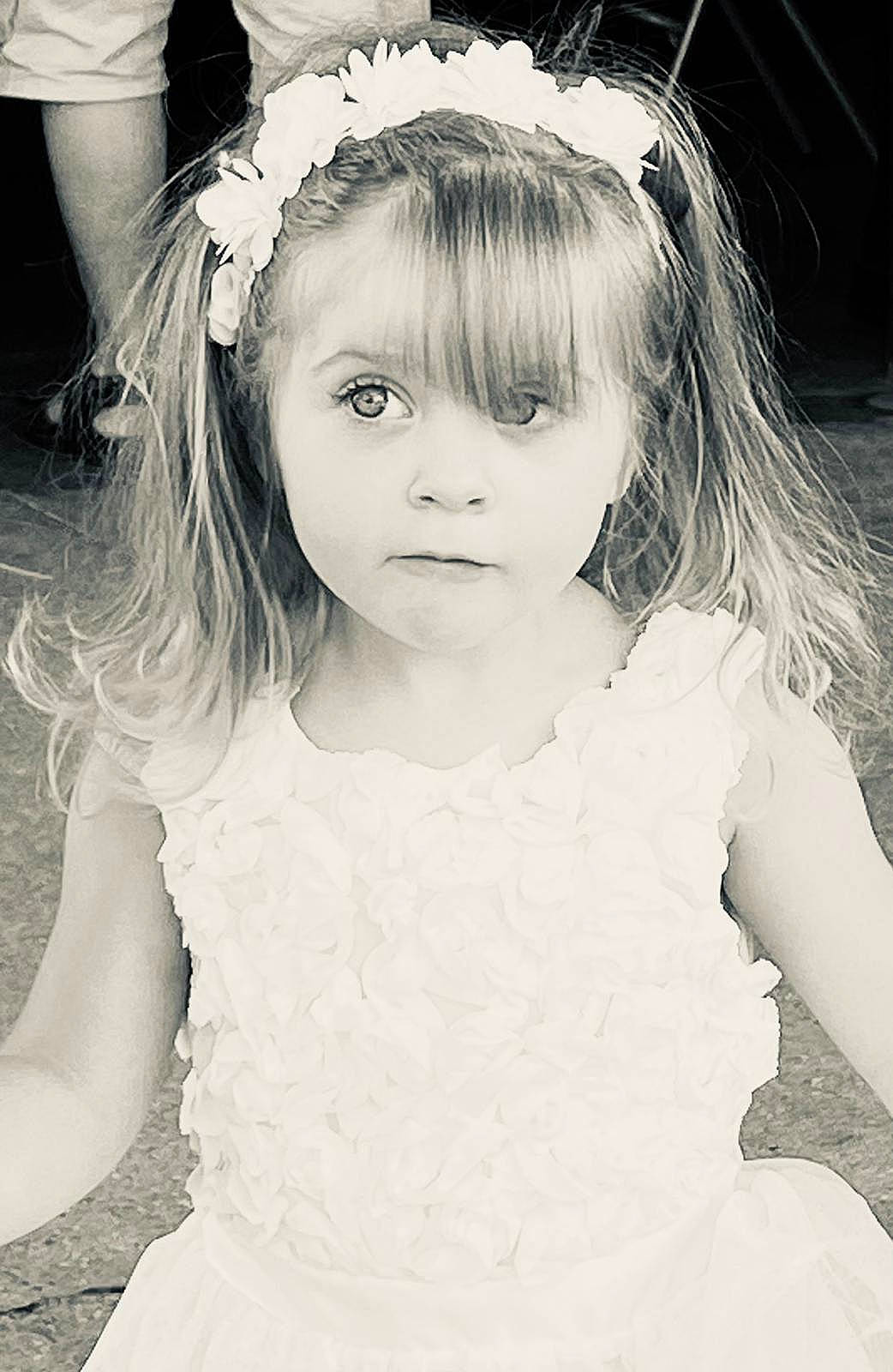 Elisa a rejoint le concours — aidez-le/la à gagner de superbes lots ! black, black_and_white, ear, eye, eyebrow, eyelash, facial_expression, fashion, flash_photography, gesture, hairstyle, happy, human, iris, lip, organ, person, skin, smile, standing