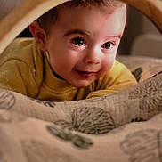 Basile a rejoint le concours — aidez-le/la à gagner de superbes lots ! baby, blanket, child, closeup, cozy, curious, cute, eyes, face, happy, indoor, infant, pattern, portrait, smile, soft_light, warm_colors, wooden_frame, yellow_sweater, young