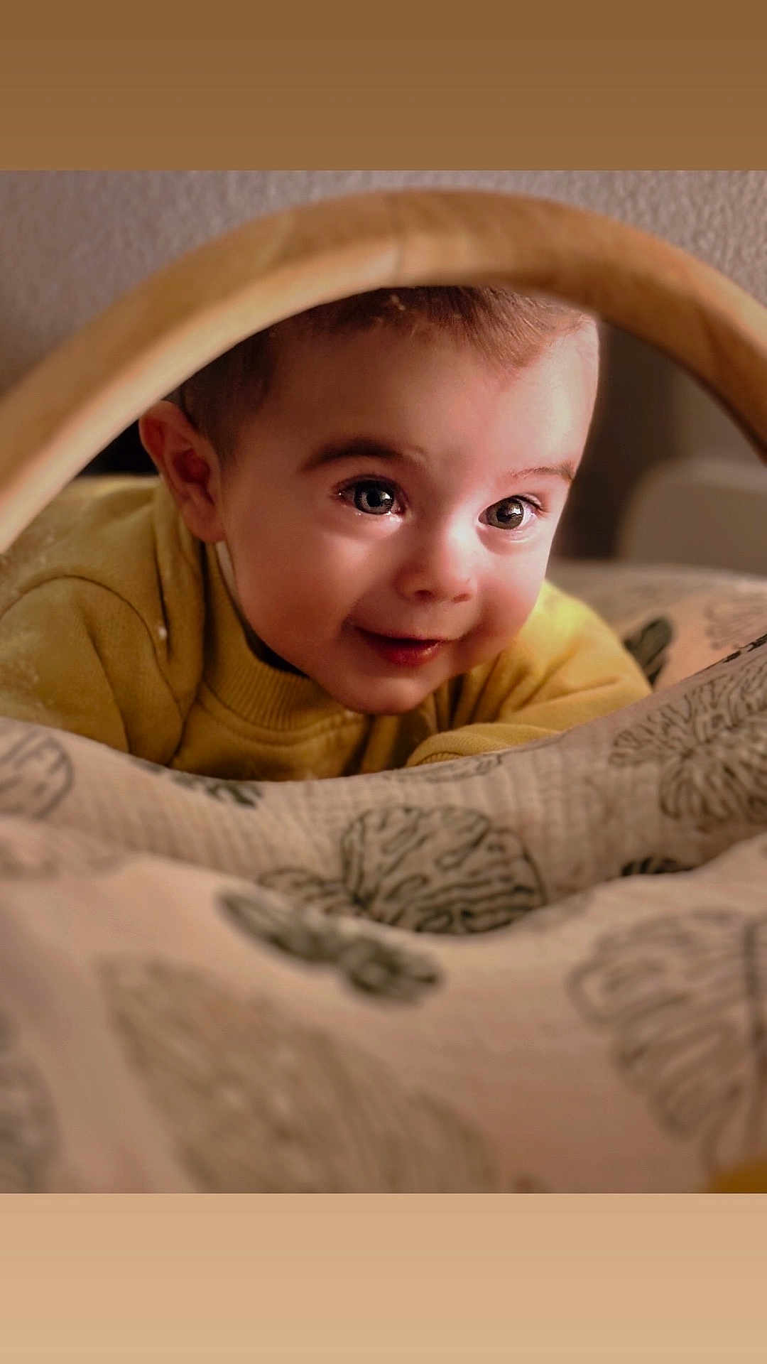 Basile a rejoint le concours — aidez-le/la à gagner de superbes lots ! baby, blanket, child, closeup, cozy, curious, cute, eyes, face, happy, indoor, infant, pattern, portrait, smile, soft_light, warm_colors, wooden_frame, yellow_sweater, young