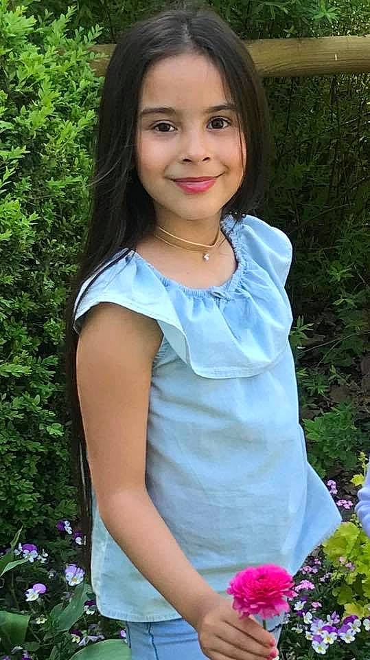 Genesa a rejoint le concours — aidez-le/la à gagner de superbes lots ! black_hair, blouse, brown_hair, child_model, clothing, fashion_accessory, flower, joy, long_hair, person, photography, pink, plant, shoulder, smile, spring, textile, wildflower