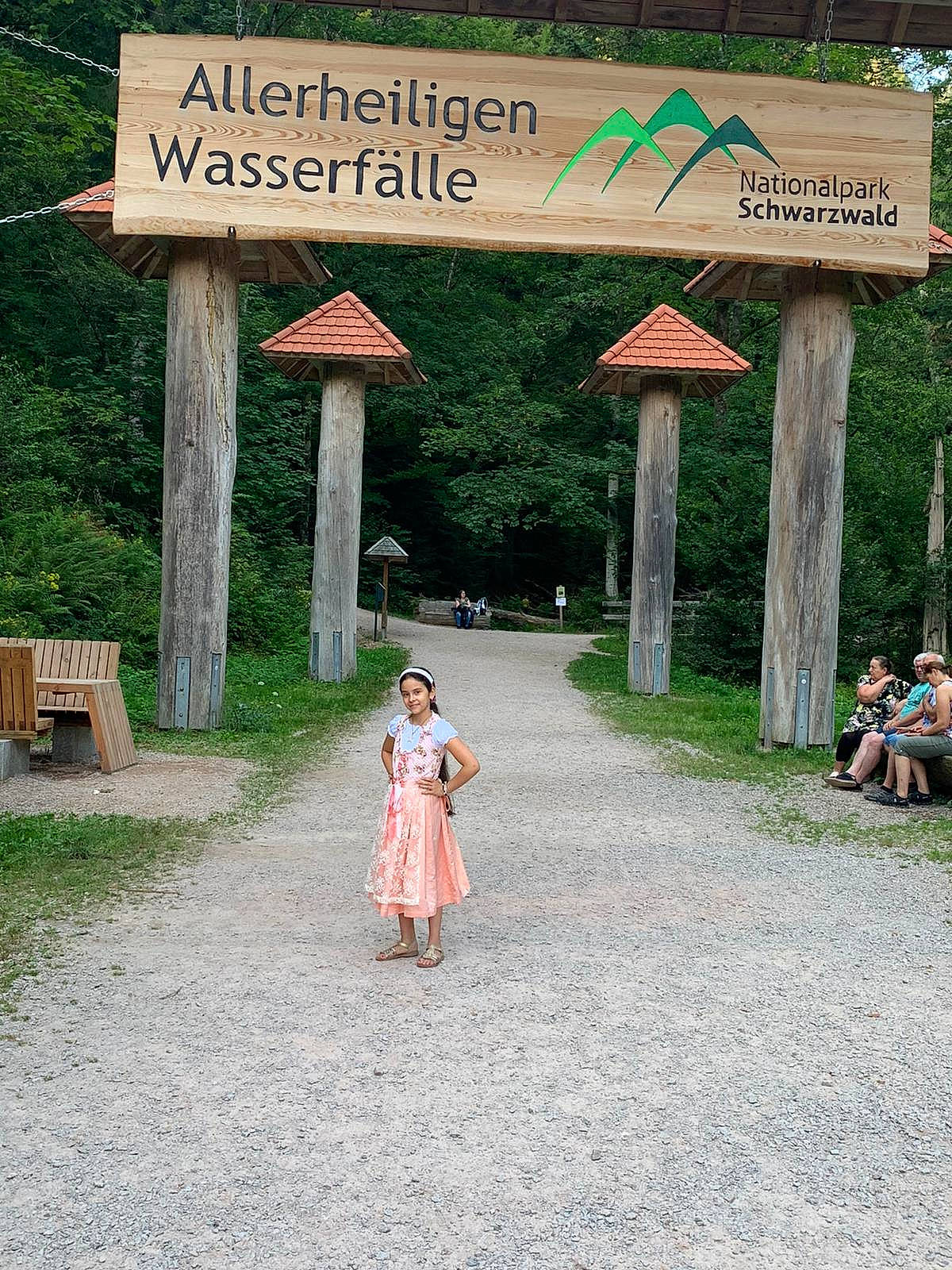 Genesa a rejoint le concours — aidez-le/la à gagner de superbes lots ! botanical_garden, dress, forest, grass, joy, leaf, leisure, national_park, person, plant, plantation, road, sign, state_park, tree, vacation