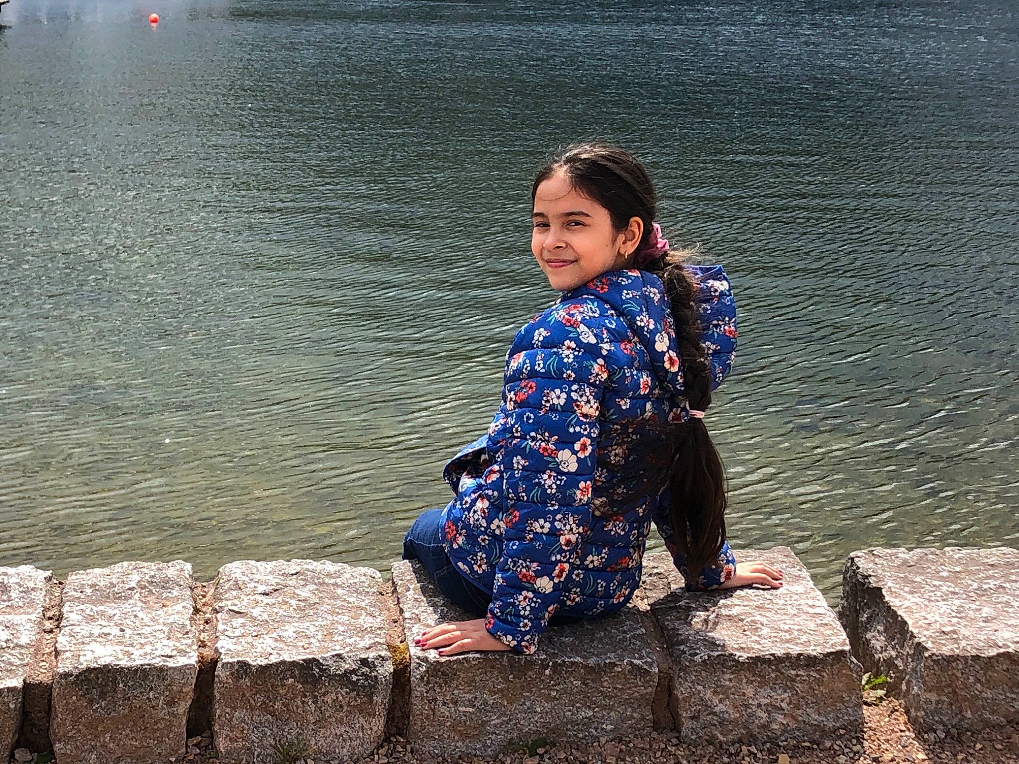 Genesa participe au concours pour gagner de l'argent avec cette photo : beauty, blue, child, cool, electric_blue, fashion, happy, human, joy, outerwear, person, photography, sitting, sky, smile, spring, street_fashion, summer, textile, tourism