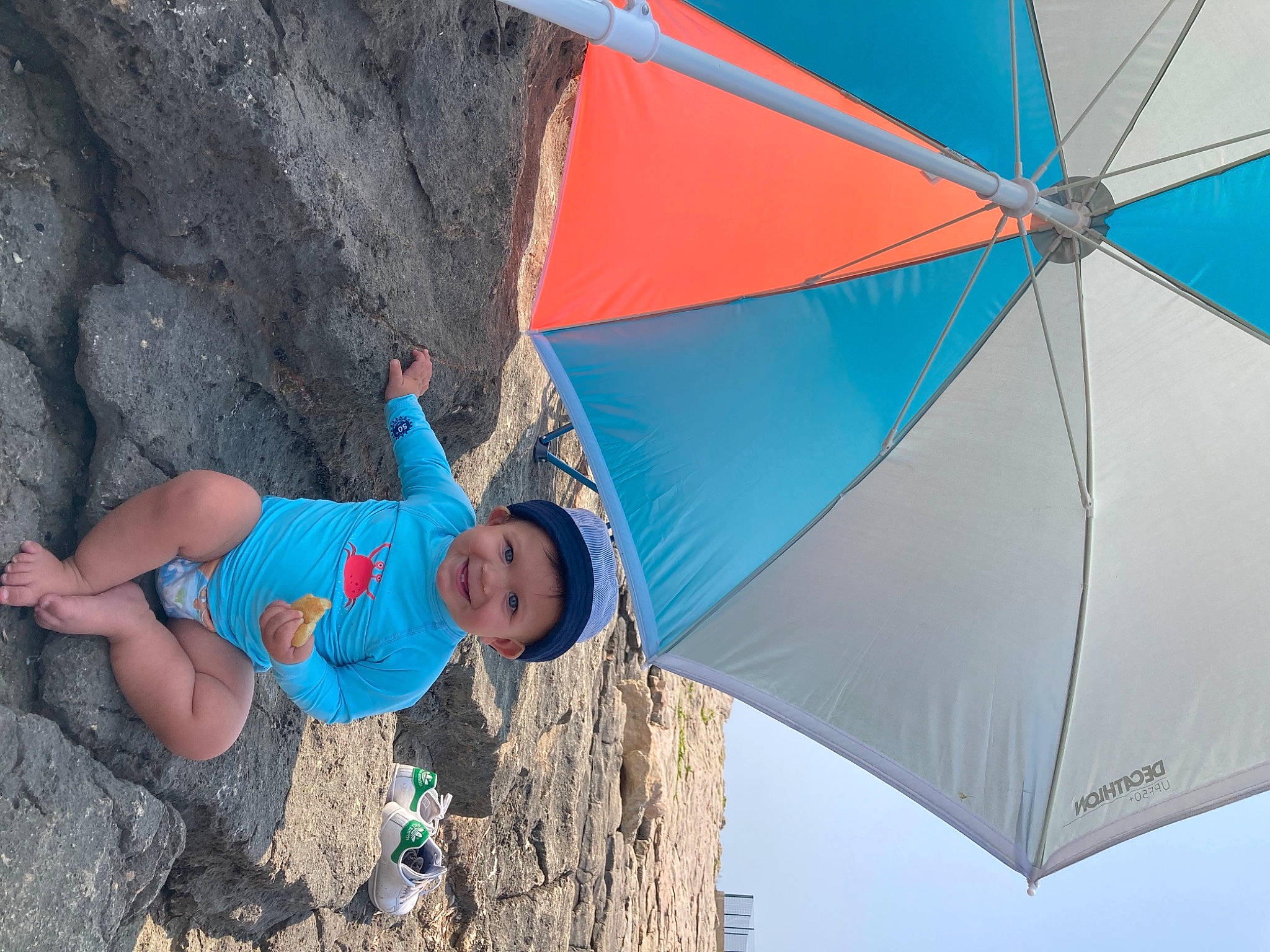 Livio a rejoint le concours — aidez-le/la à gagner de superbes lots ! azure, bedrock, electric_blue, fashion_accessory, fun, headwear, joy, leisure, light, line, person, recreation, red, shade, sport_climbing, t_shirt, tints_and_shades, toddler, travel, tree