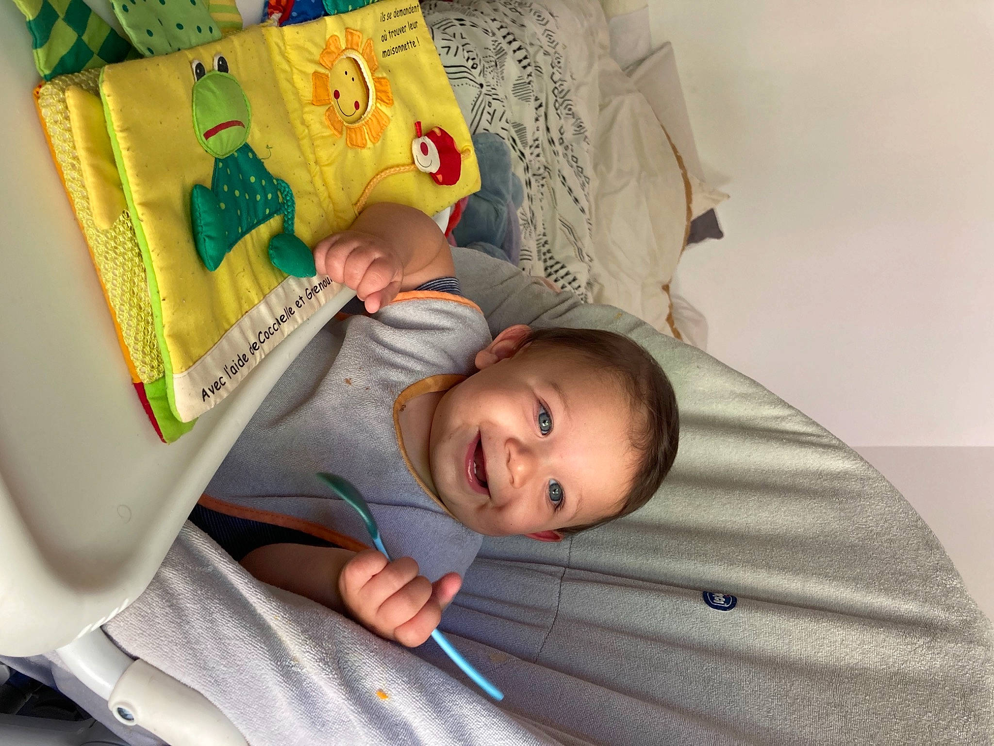 Livio a rejoint le concours — aidez-le/la à gagner de superbes lots ! baby, baby_products, banknote, bedding, bedtime, child, comfort, font, fun, hairstyle, happy, joy, linens, paper, paper_product, person, publication, reading, room, smile