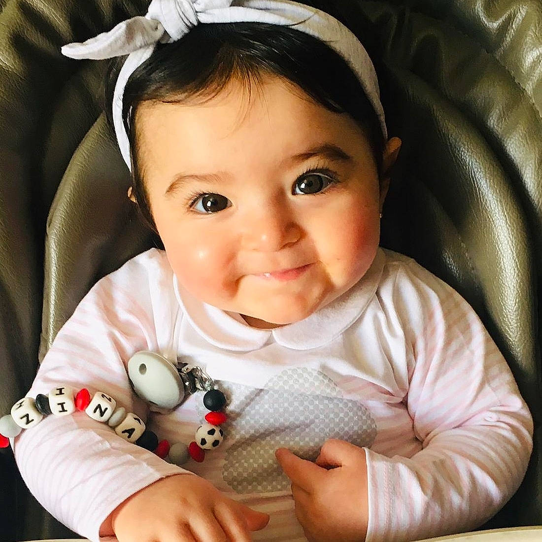 Zina participe au concours pour gagner de l'argent avec cette photo : baby, baby_in_car_seat, cheek, child, ear, finger, head, joy, lip, nose, person, photography, skin, smile, toddler