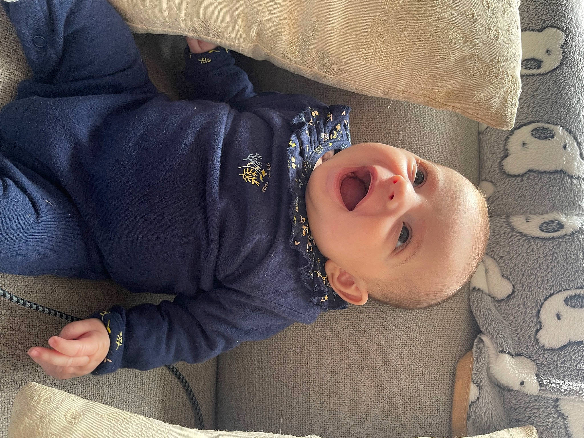 Helenna a rejoint le concours — aidez-le/la à gagner de superbes lots ! baby, baby_products, baby_toddler_clothing, cheek, child, comfort, eye, face, linens, mouth, nap, pattern, person, sitting, skin, sleep, sleeve, smile, toddler, tree