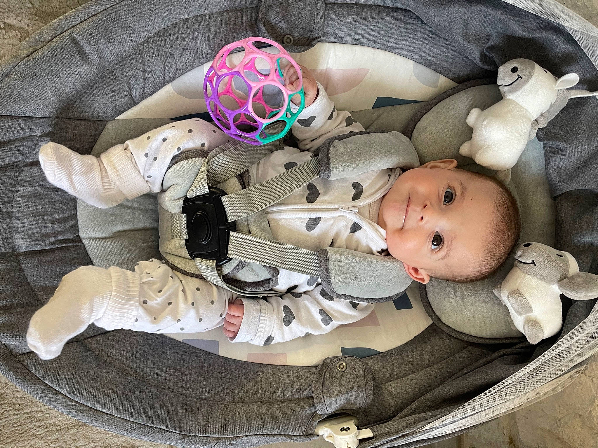 Helenna a rejoint le concours — aidez-le/la à gagner de superbes lots ! baby, baby_carriage, baby_products, baby_sleeping, baby_toddler_clothing, baby_toys, carmine, cheek, child, comfort, doll, linens, pattern, person, personal_protective_equipment, plastic, product, stuffed_toy, textile, toddler