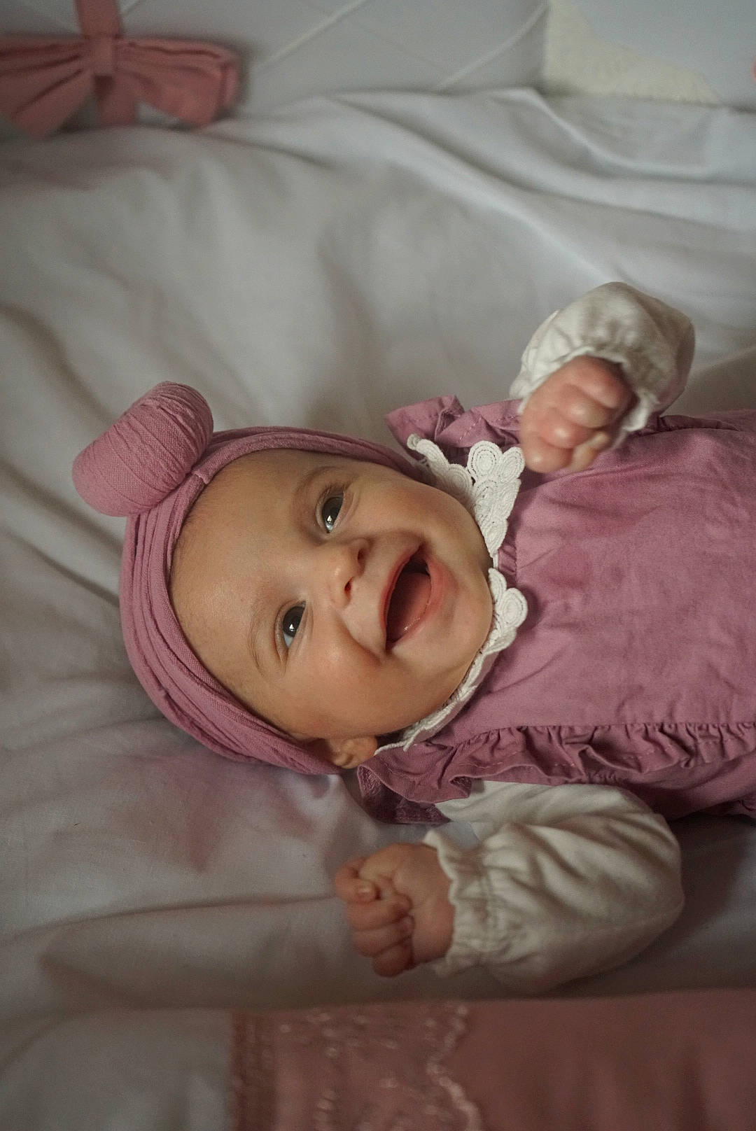 Helenna a rejoint le concours — aidez-le/la à gagner de superbes lots ! baby, baby_laughing, baby_products, baby_toddler_clothing, cheek, child, comfort, eyebrow, happy, headwear, iris, linens, lip, magenta, nose, person, pink, room, sleeve, smile