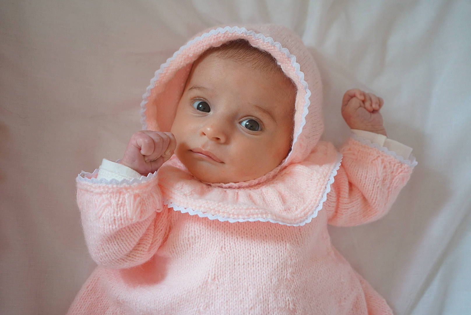 Helenna a rejoint le concours — aidez-le/la à gagner de superbes lots ! baby, baby_toddler_clothing, cheek, chin, dress, eye, eyebrow, eyelash, face, gesture, hand, head, headgear, headwear, iris, lip, nose, person, pink, sleeve