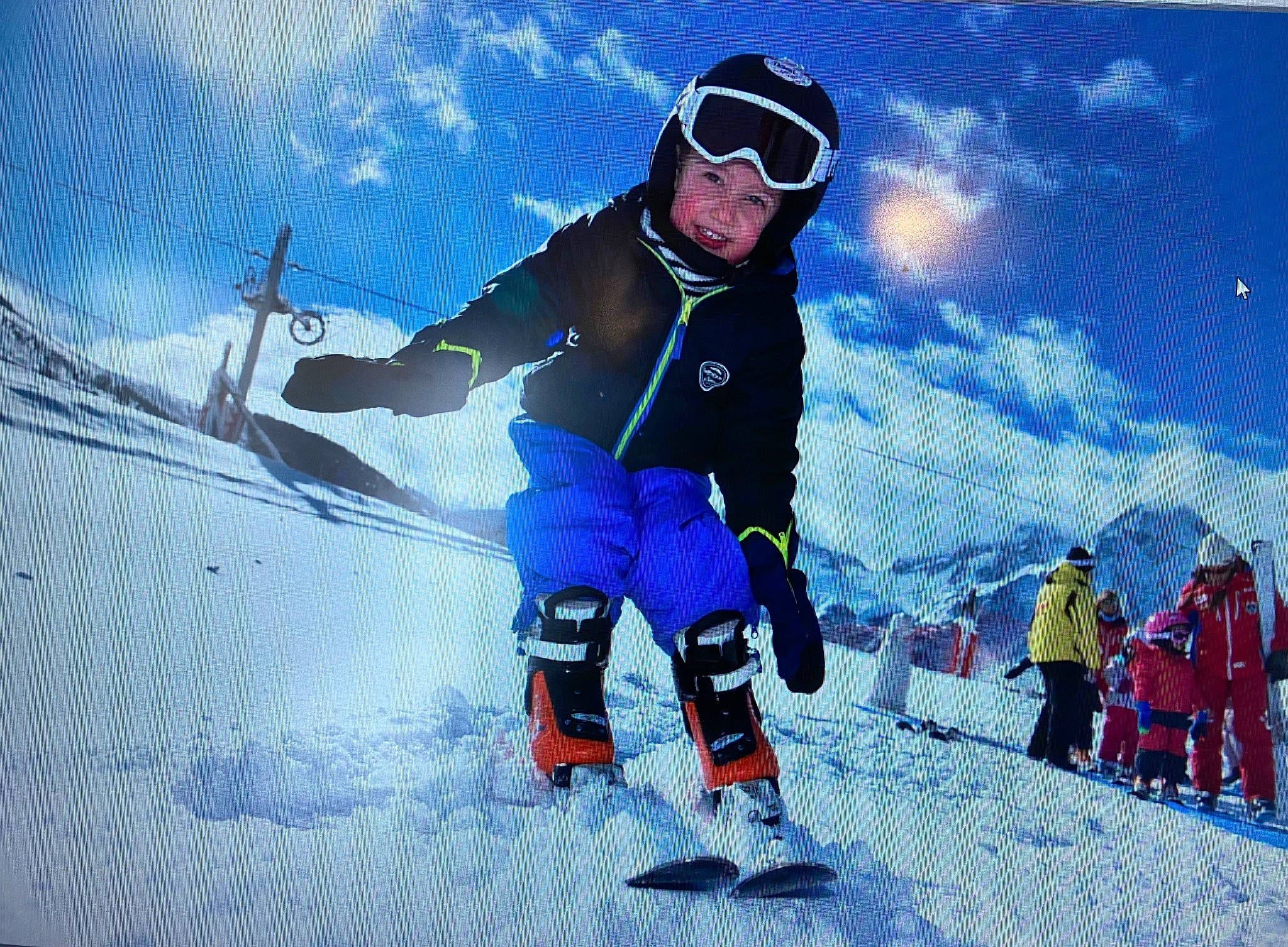 Maël a rejoint le concours — aidez-le/la à gagner de superbes lots ! cloud, fun, glacial_landform, glove, goggles, headgear, headwear, helmet, ice_cap, mountain, mountainous_landforms, outdoor_recreation, person, recreation, ski, ski_boot, ski_equipment, sky, slope, snow