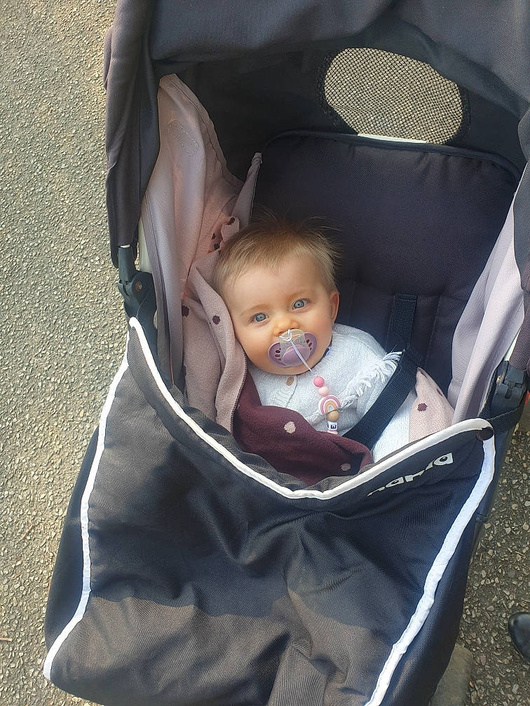 Jade participe au concours pour gagner de l'argent avec cette photo : auto_part, baby, baby_carriage, baby_products, baby_toddler_clothing, beauty, car_seat, chair, child, comfort, face, head, person, sitting, toddler, wheel