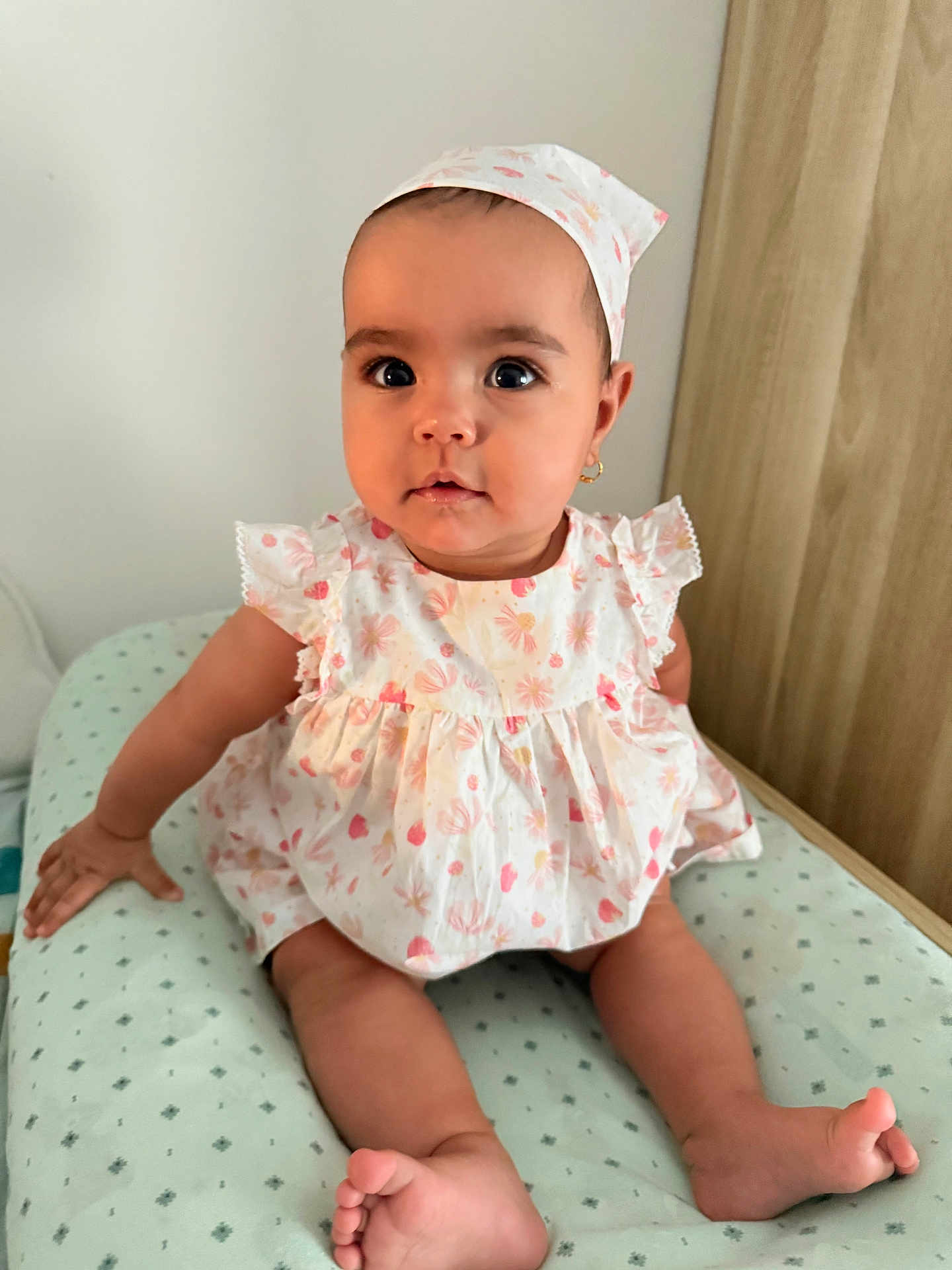 Lyna a rejoint le concours — aidez-le/la à gagner de superbes lots ! baby, child, infant, girl, sitting, dress, headscarf, cute, indoors, cushion, barefoot, portrait, looking, curious, small, adorable, clothing, skin, face, expression