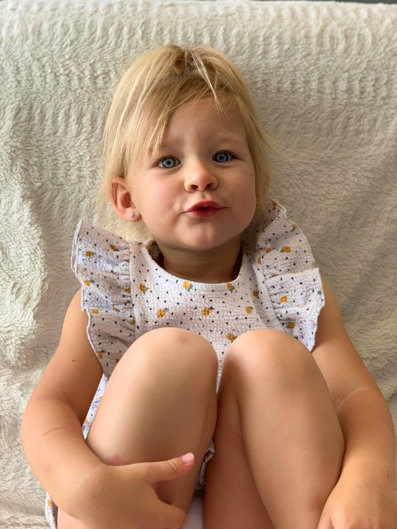 Luna a rejoint le concours — aidez-le/la à gagner de superbes lots ! baby_toddler_clothing, cheek, chin, comfort, eye, face, flash_photography, hair, head, human_body, iris, joint, lip, neck, person, shoulder, skin, sleeve, stomach, thigh