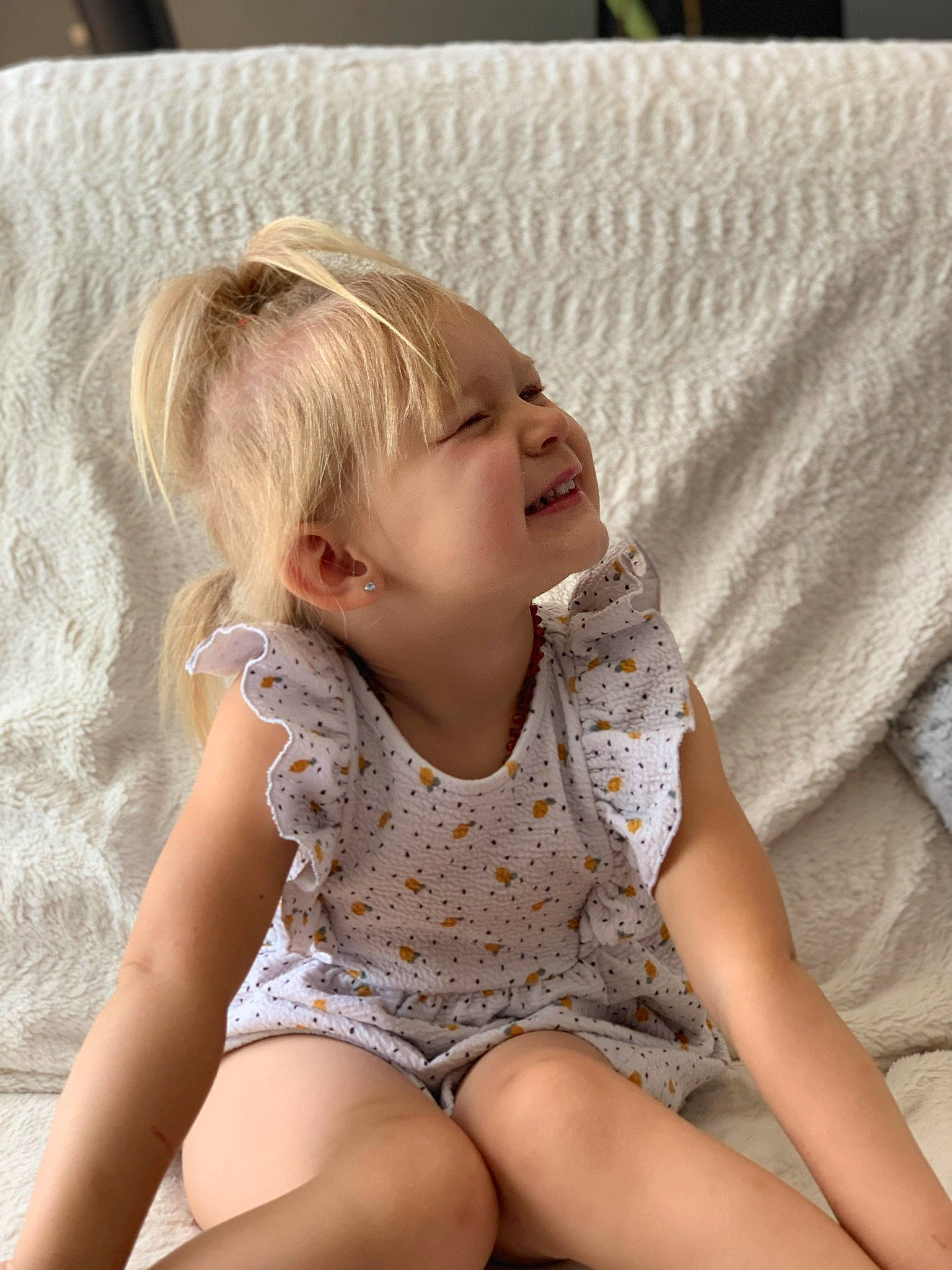 Luna participe au concours pour gagner de l'argent avec cette photo : baby_toddler_clothing, clothing, comfort, eye, face, finger, hairstyle, happy, head, human_body, human_leg, joy, long_hair, neck, pattern, person, shorts, shoulder, skin, smile
