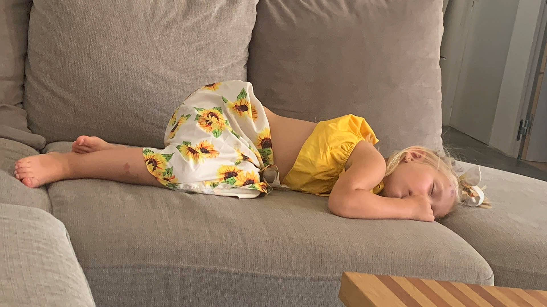 Luna participe au concours pour gagner de l'argent avec cette photo : arm, barefoot, child, comfort, elbow, finger, flooring, foot, hand, human_body, human_leg, joint, knee, leg, linens, person, room, sitting, thigh, toddler