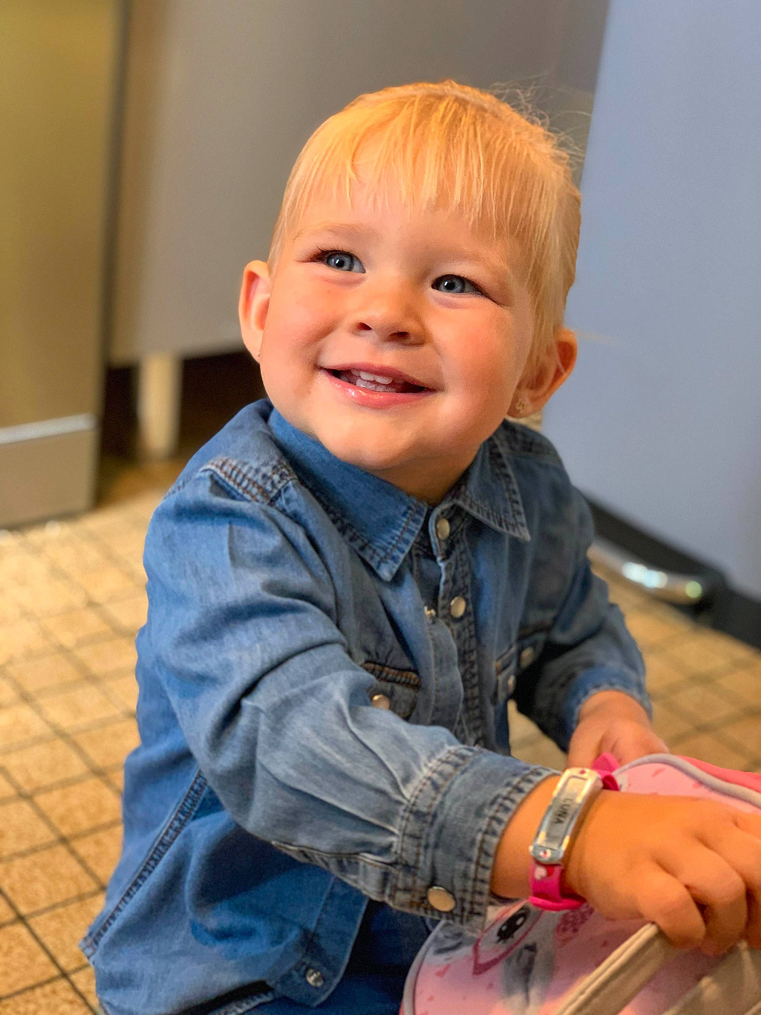 Luna participe au concours pour gagner de l'argent avec cette photo : baby, baby_toddler_clothing, bracelet, cheek, child, denim, electric_blue, eye, finger, flooring, fun, happy, head, iris, joy, nose, person, skin, sleeve, smile