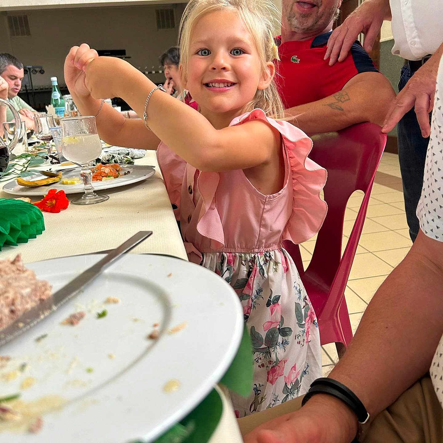 Luna participe au concours pour gagner de l'argent avec cette photo : architecture, building, child, cutlery, diningroom, diningtable, face, female, food, furniture, girl, head, indoors, meal, person, photobombing, photography, portrait, room, table
