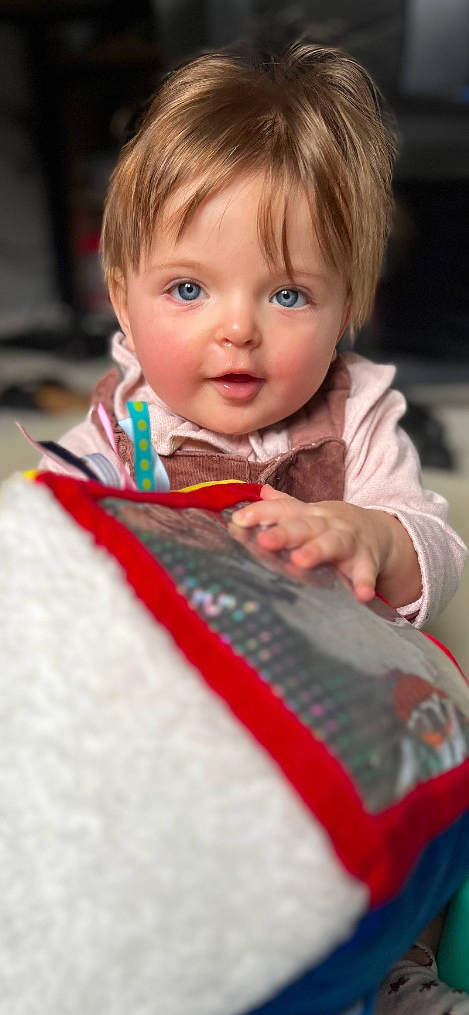 Lily a rejoint le concours — aidez-le/la à gagner de superbes lots ! baby, baby_products, baby_toddler_clothing, cheek, child, chin, christmas, event, eye, fun, happy, iris, linens, nose, person, play, portrait_photography, sitting, sleeve, toddler
