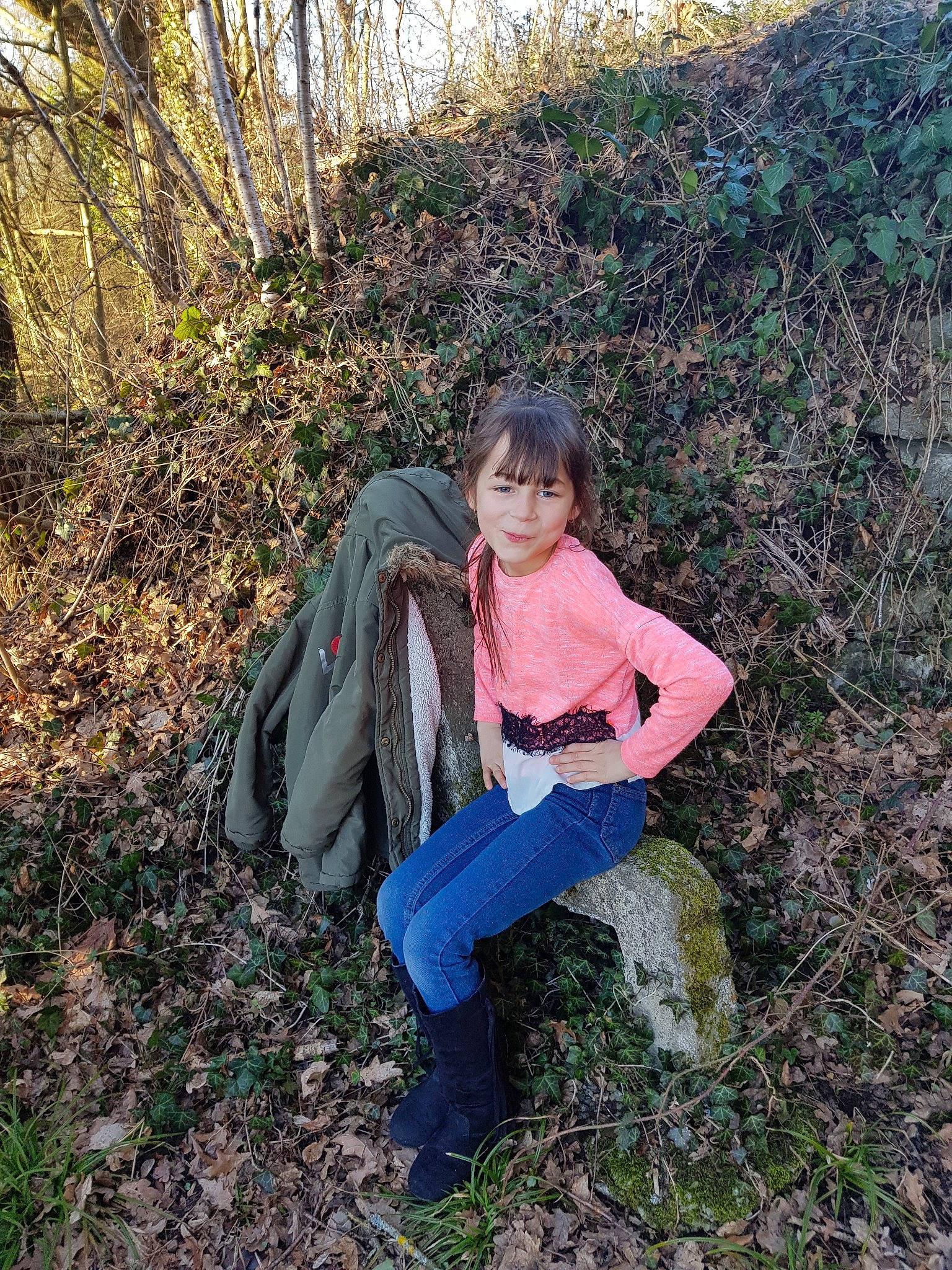 Emma a rejoint le concours — aidez-le/la à gagner de superbes lots ! adventure, branch, forest, grass, green, leaf, long_hair, natural_environment, outerwear, person, photography, plant, plant_community, rock, sitting, soil, state_park, tree, wilderness, wood