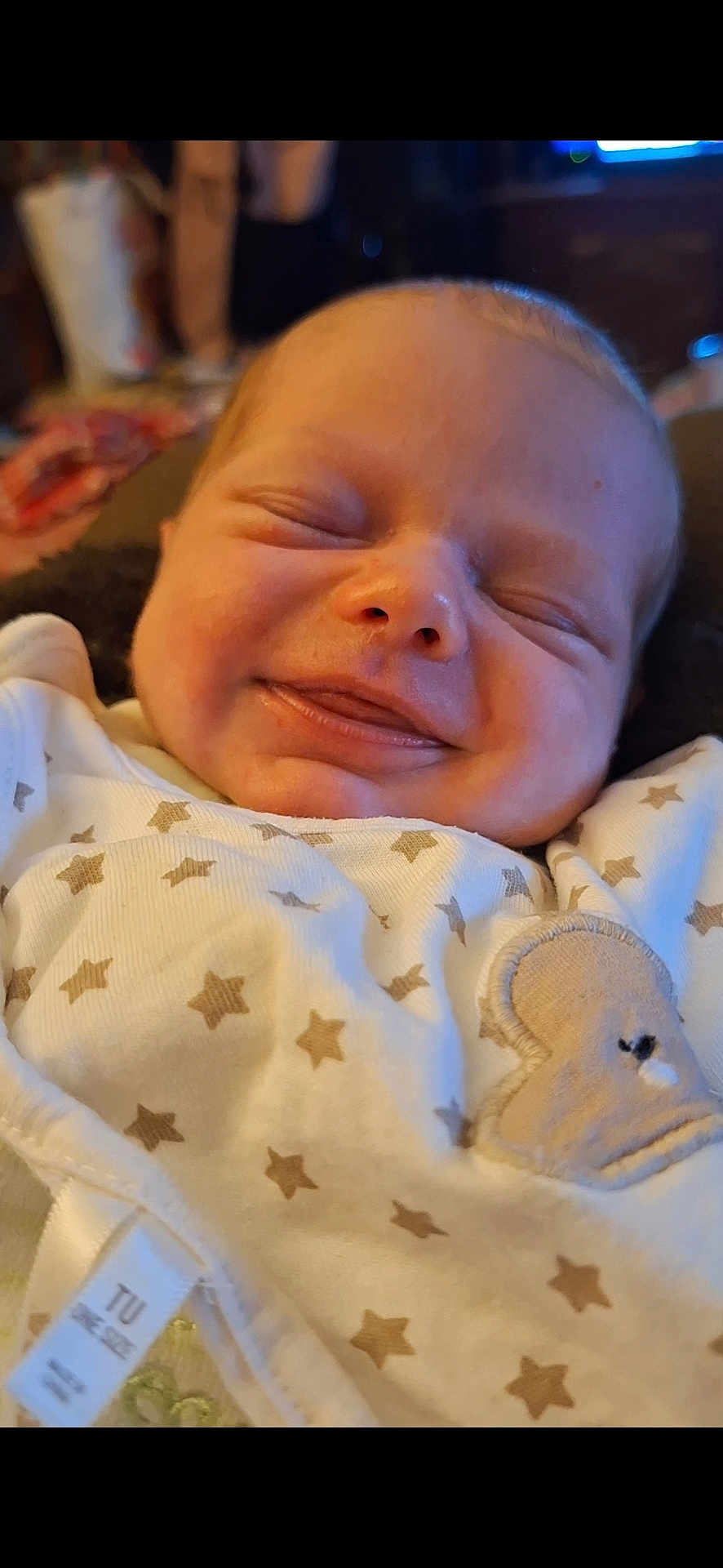 Yris a rejoint le concours — aidez-le/la à gagner de superbes lots ! baby, smiling, face, infant, onesie, clothing, star_pattern, sleeping, close_up, cute, child, newborn, happy, portrait, soft_light, indoor, cozy, young, peaceful, person