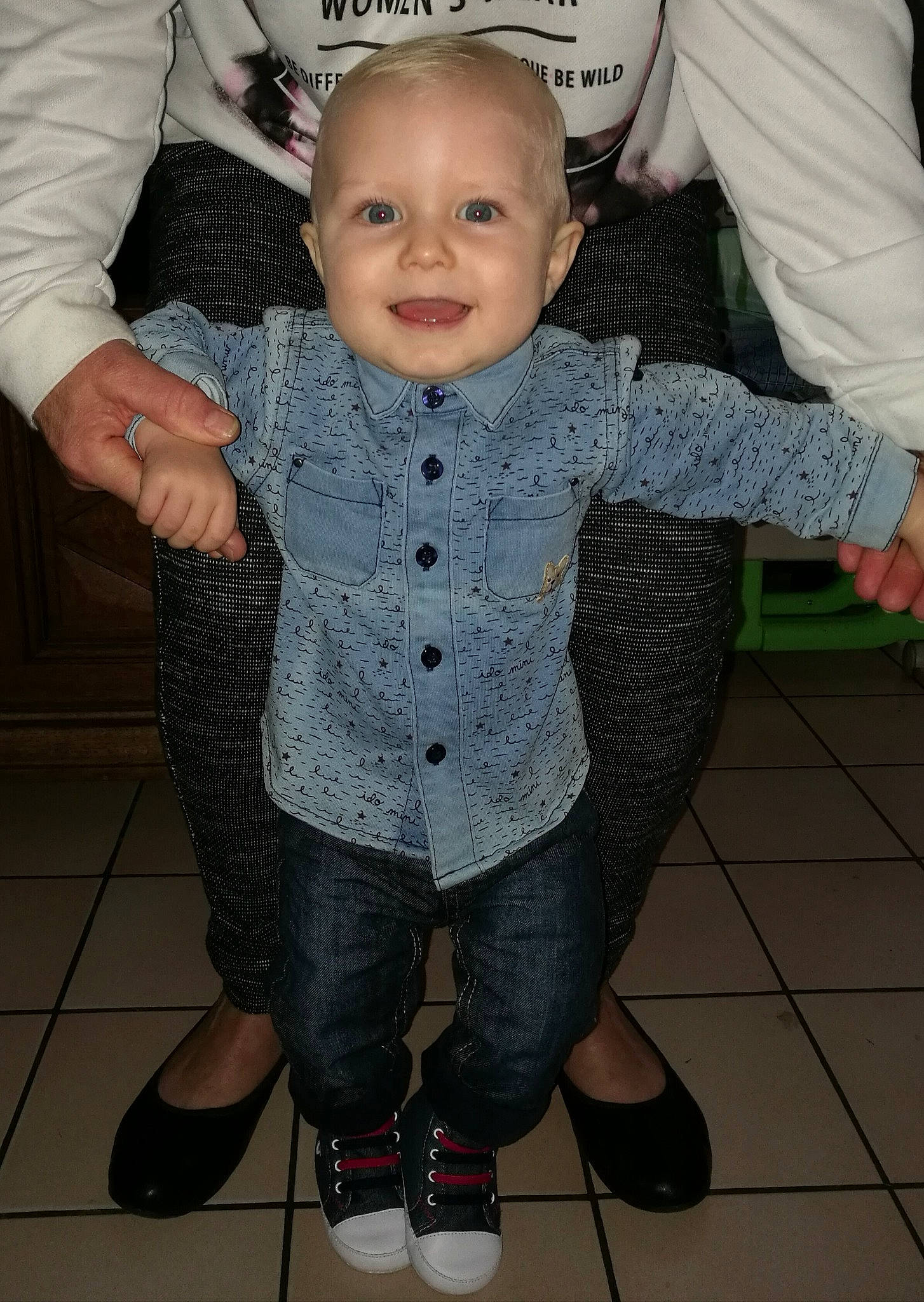 Keywen a rejoint le concours — aidez-le/la à gagner de superbes lots ! boy, child, clothing, cool, day, fashion, footwear, fun, girl, hair, jeans, joy, leg, outerwear, person, product, sitting, skin, smile, standing