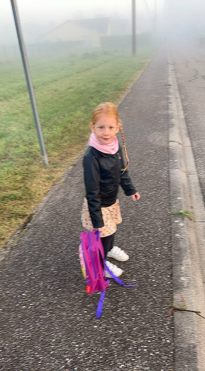 Elena participe au concours pour gagner de l'argent avec cette photo : asphalt, child, fun, grass, grassland, happy, joy, leisure, magenta, morning, people_in_nature, person, plant, recreation, road, road_surface, shadow, sidewalk, smile, toddler