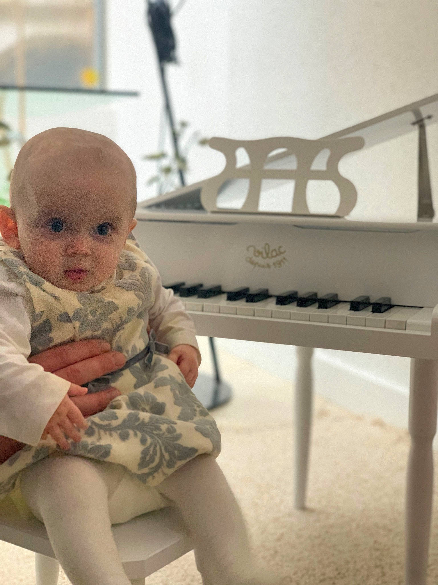 Viktoria participe au concours pour gagner de l'argent avec cette photo : baby, baby_toddler_clothing, barefoot, comfort, flooring, foot, fun, happy, human_leg, knee, musical_instrument, person, room, sitting, skin, sleeve, t_shirt, table, thigh, toddler
