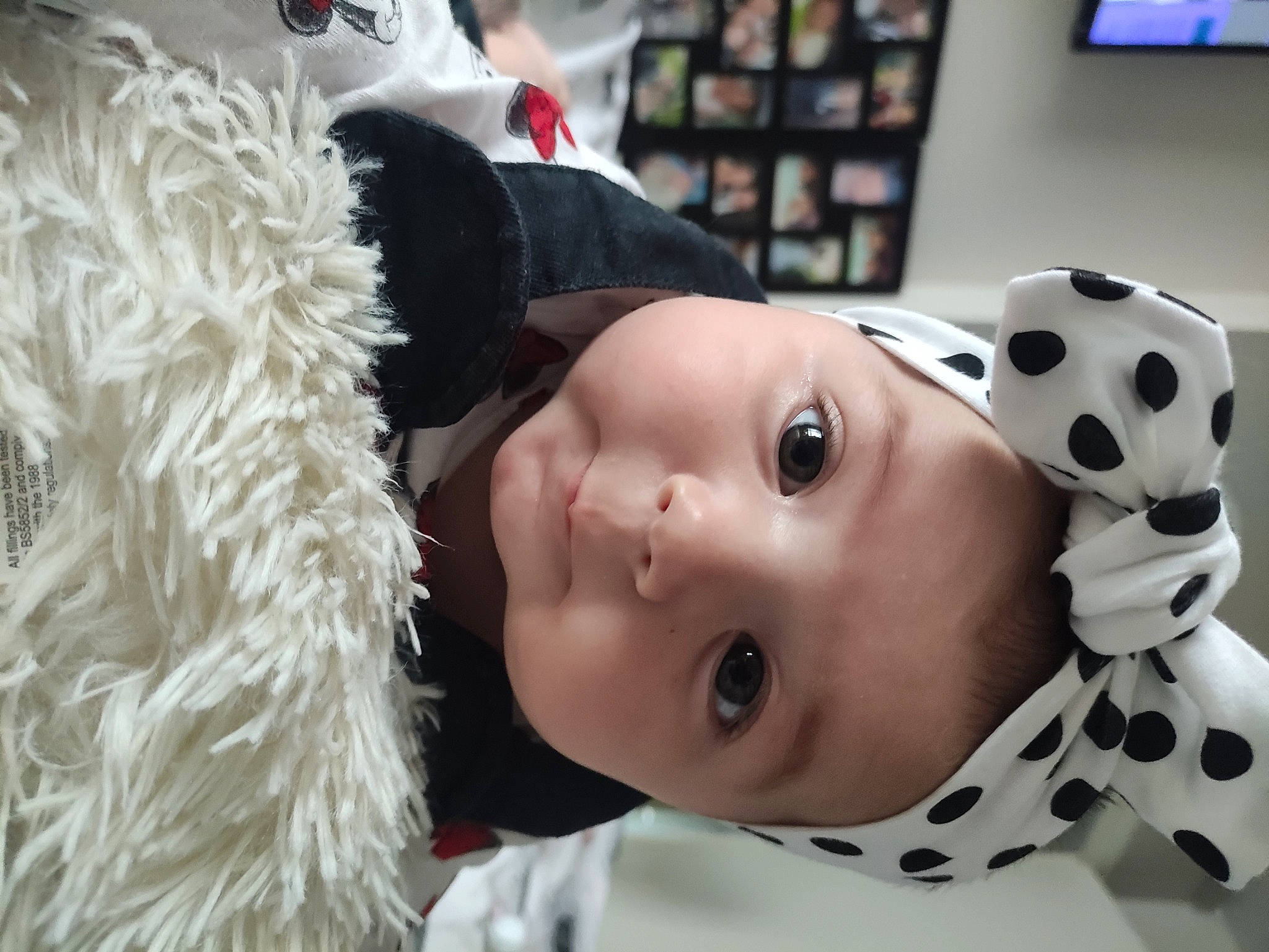 Maana a rejoint le concours — aidez-le/la à gagner de superbes lots ! baby_toddler_clothing, cap, carmine, child, costume, eyelash, fashion_accessory, fur, fur_clothing, hat, headgear, headwear, lip, pattern, person, personal_protective_equipment, sleeve, textile, toddler, tree